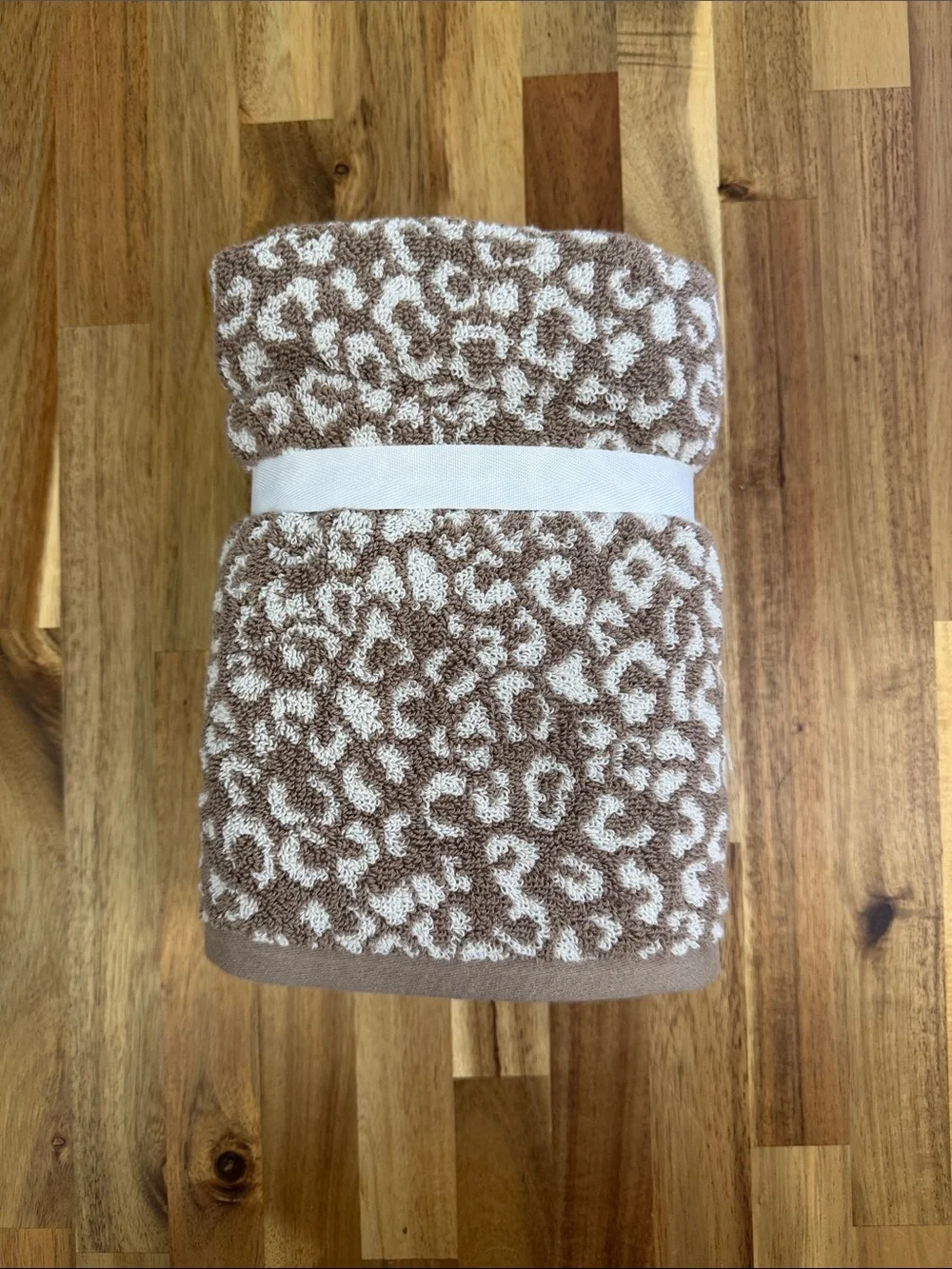 NWT Rachel Zoe Cheetah Print Hand Towel Set